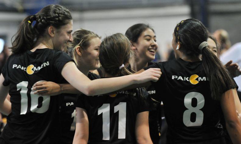 A group of girls from Pakmen rep team